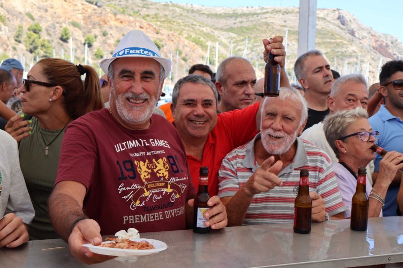 GALERIA DE FOTOS de l'estrene del BARET de les festes de DUANES: gran ambient, “botellins” a caixes i, a més… bous a la mar GALERIA DE FOTOS de l'estrene del BARET de les festes de DUANES: gran ambient, “botellins” a caixes i, a més… bous a la mar